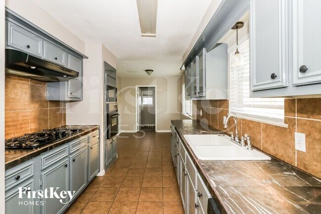 Building Photo - 2703 Shady Bayou Ln