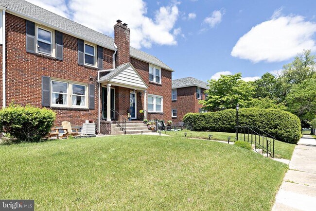 Building Photo - 17 Dowling Ave