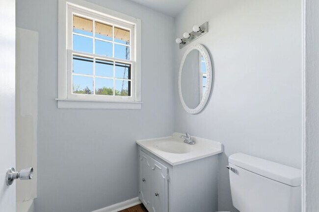 Building Photo - Prime Bellevue Location! 3-Bed Townhouse with 1.5 Baths