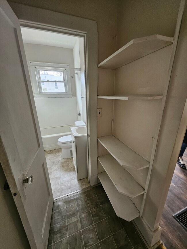 Building Photo - Lower one bedroom unit on east side