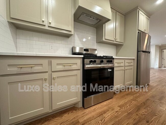 Building Photo - 911 NE 16th St