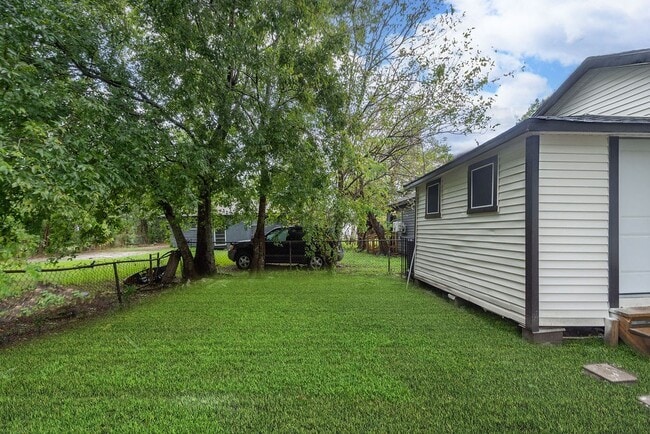 Building Photo - 2425 Fayle St
