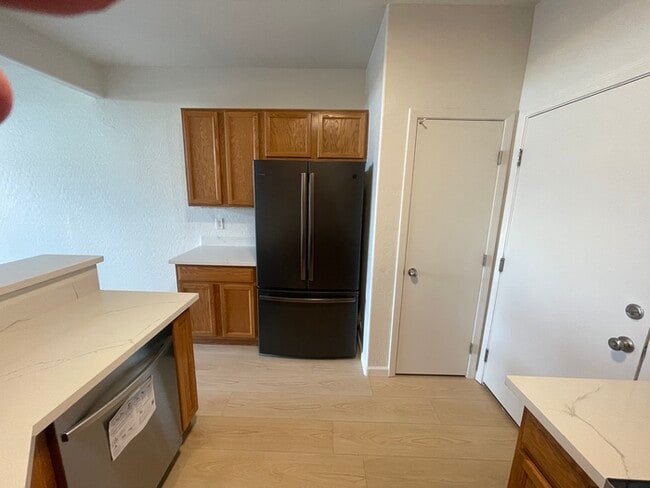 Building Photo - Clean Townhome in Great Location