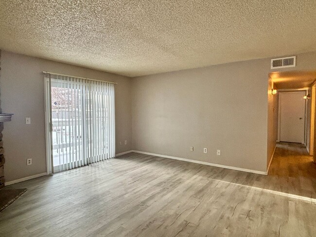 Building Photo - Charming 3-Bedroom Condo with Modern Updat...