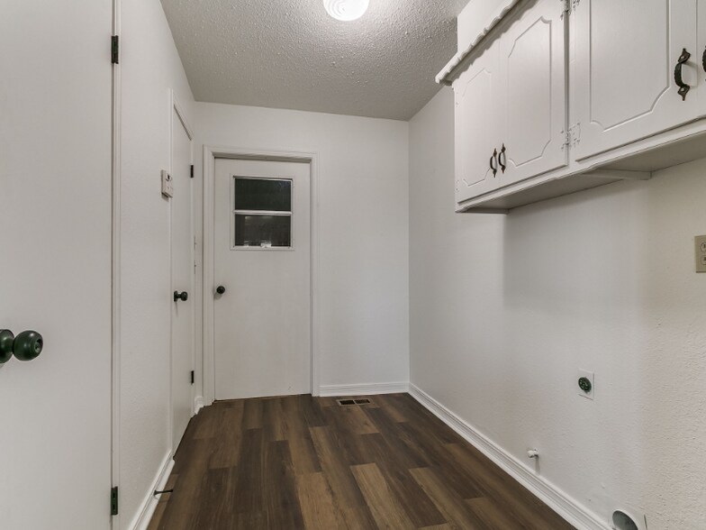 Building Photo - 6428 N Harvard Ave