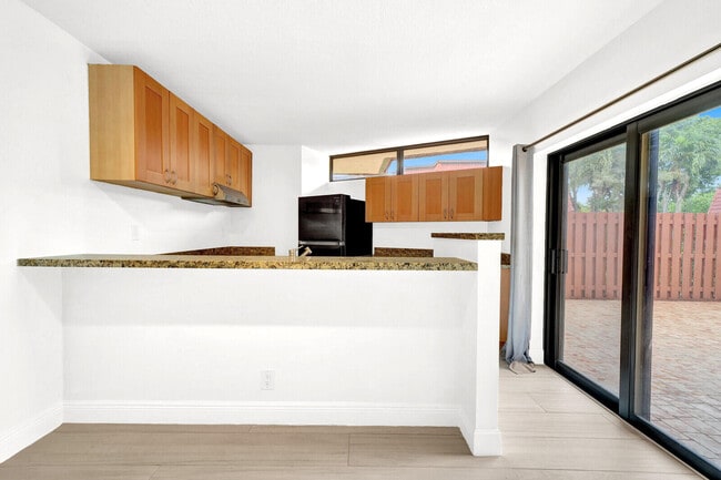 Building Photo - 3878 Victoria Dr
