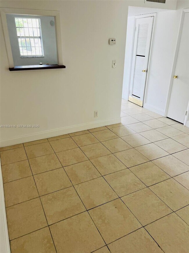 Building Photo - 220 SW 9th Ave