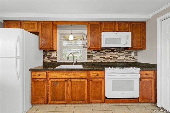 Building Photo - 14 Hemlock Hill