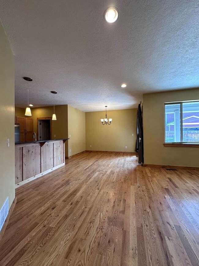 Building Photo - Cute Bungalow style home in Bozeman!  Move...