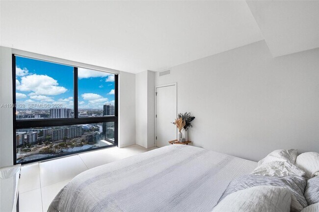 Building Photo - 501 NE 31st St