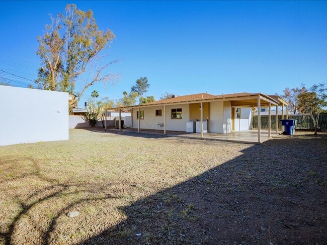 Building Photo - Modern Living!  3 bedroom, 2 Bath!    Mother-in-Law Suite In Back for Rent as well!