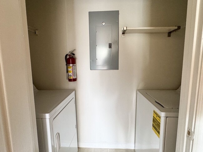 Building Photo - LOWEST PRICE!! 2/2 at The Villas Condominiums AVAILALBE NOW!