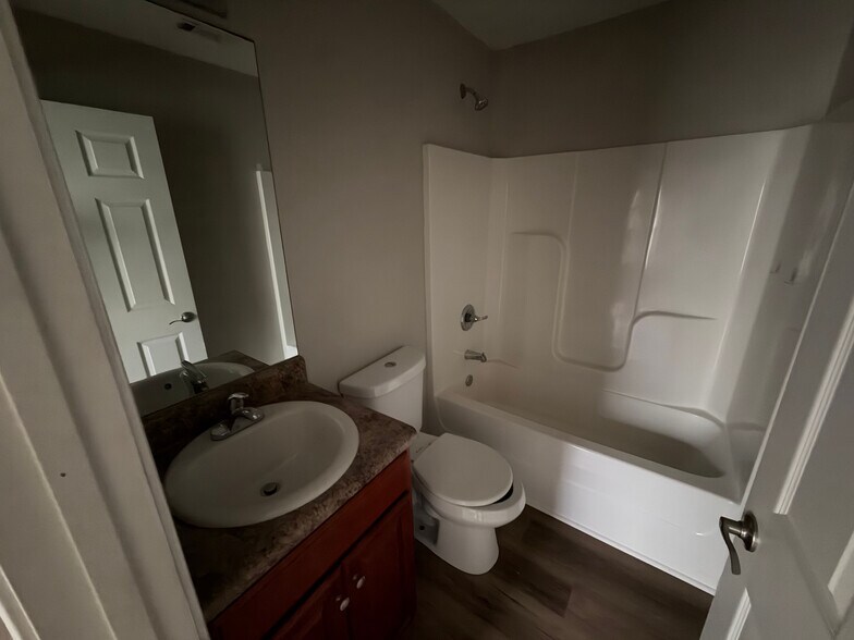 Building Photo - Room in Townhome on Timber Ridge Dr