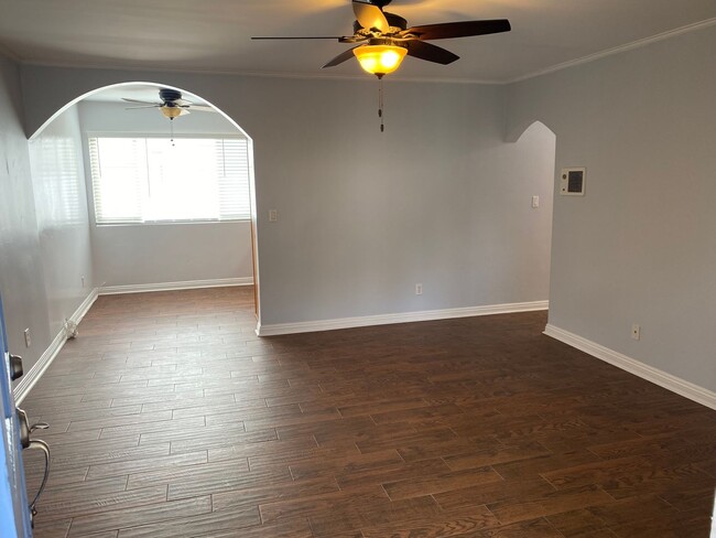 Building Photo - 2/2 Condo with Laundry and 2-Car Parking