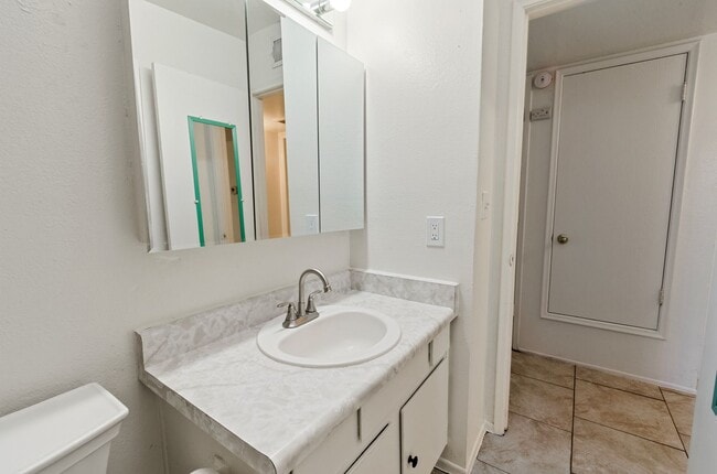 Building Photo - Centrally located 1 bedroom, 1 bath with bonus Den in a duplex, SW side of Swan & Grant.