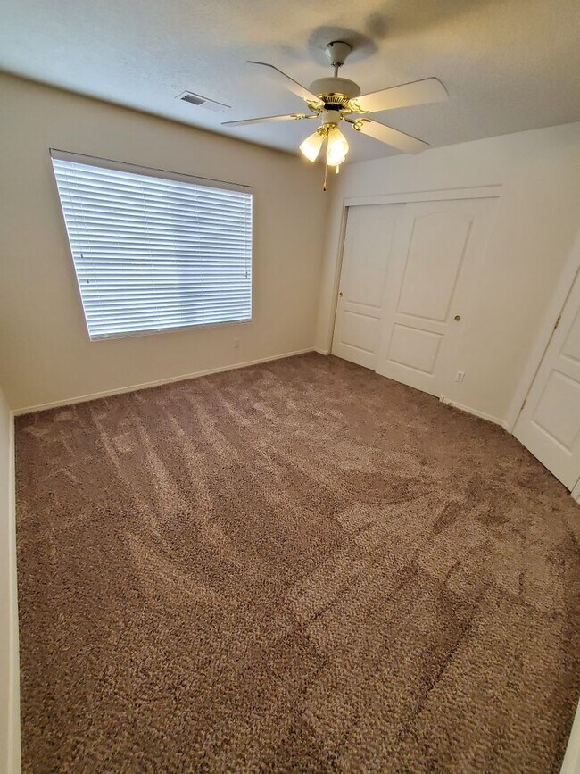 Building Photo - 3 Bedroom 2.5 Bathroom