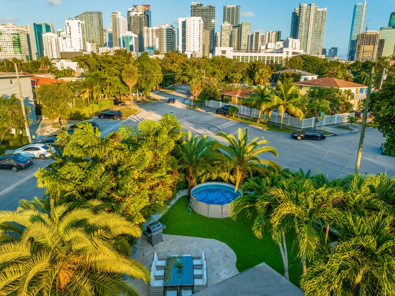 Building Photo - 1800 SW 5th Ave