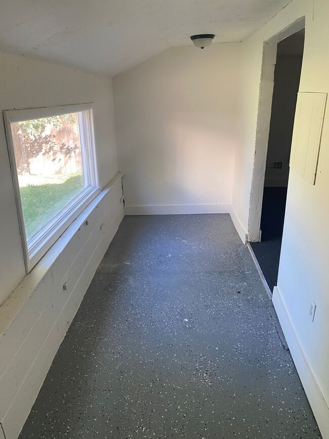 Building Photo - Fully Renovated 1 Bedroom Bungalow for Rent