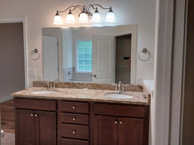 Building Photo - Beautiful Home in Convenient Swannanoa