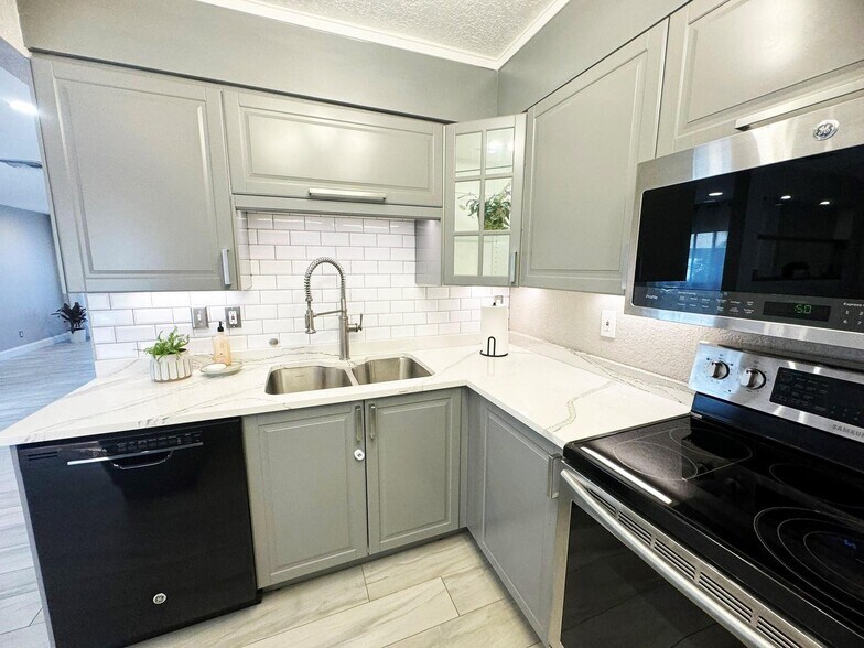 Building Photo - 321 Sandtree Dr