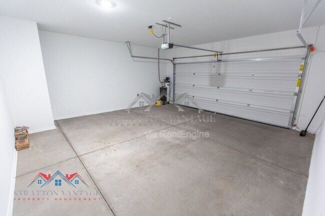 Building Photo - 1330 W Hess Ave