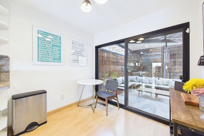 Building Photo - Rarely available Redwood Heights townhome with sweeping views of Oakland and San Francisco.