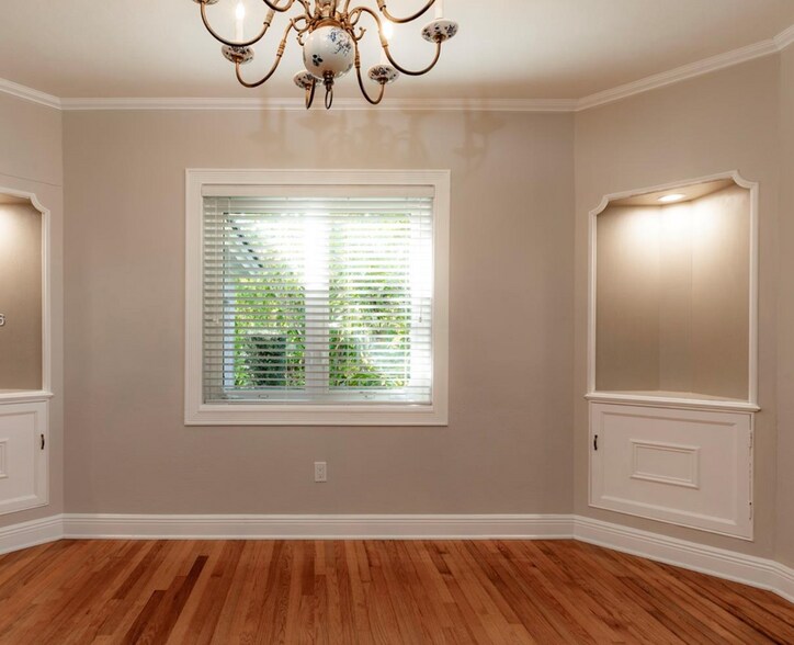 Building Photo - 1350 Mendavia Ave