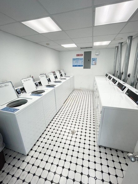 Building Photo - 3000 Riomar St