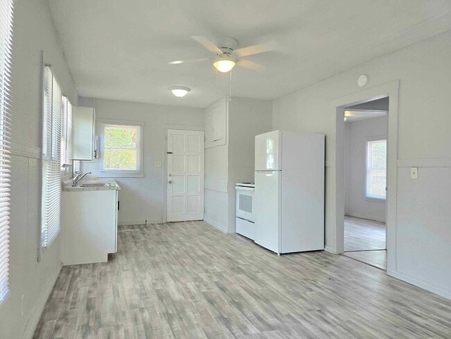 Building Photo - 2 Bed / 1 Bath Home for RENT!