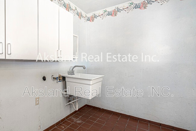Building Photo - 7937 Endow Rd S
