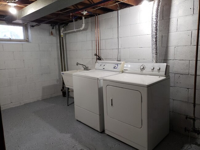 Building Photo - 3-Bedroom, 1-Bathroom - Woodland Home