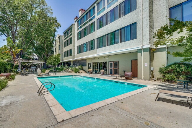 Building Photo - Large, Comfy 2BR, 2BA Condo with Convenient Location