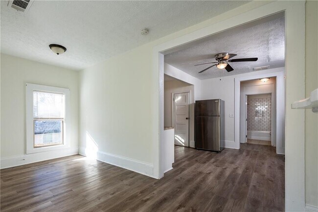 Building Photo - 404 Paines Ave NW