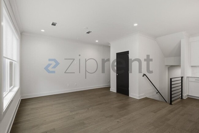 Building Photo - Unit