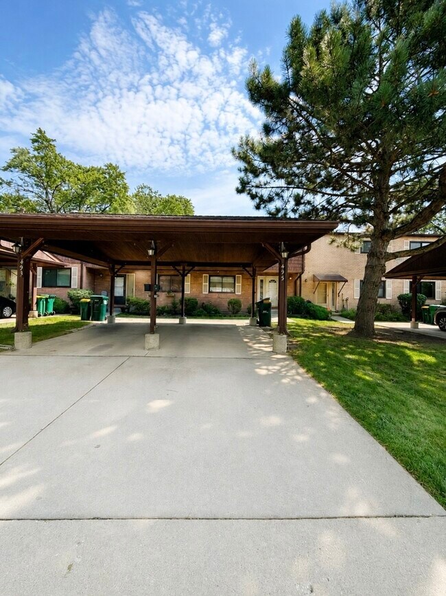Building Photo - 495 S Crow Trail