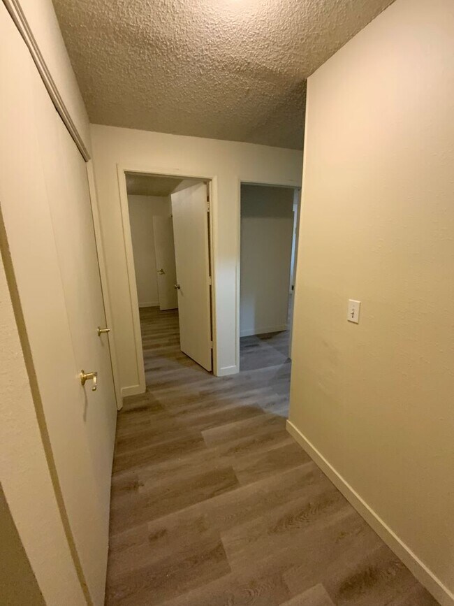 Building Photo - Cozy 2 Bed/1.5 Bath Condo Hazel Dell Area!