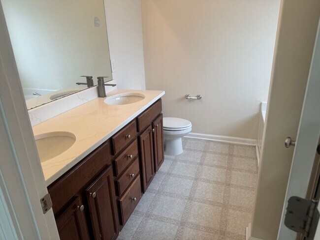 Building Photo - Charming 4br/2.5ba in SE Raleigh, Avail Now!