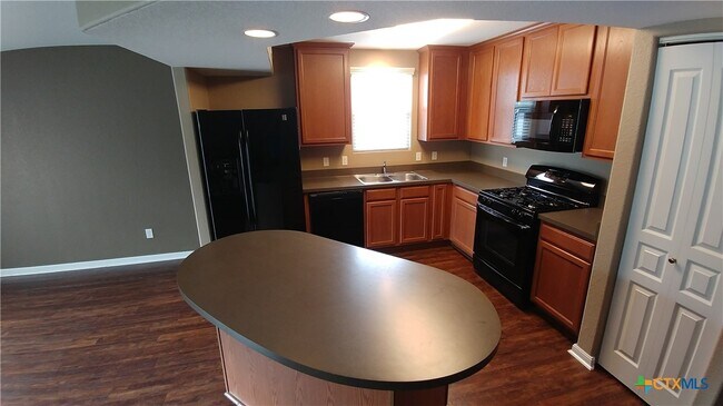 Building Photo - 112 Rush Haven AB