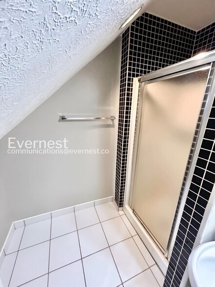 Building Photo - 2771 Skyland Dr NE
