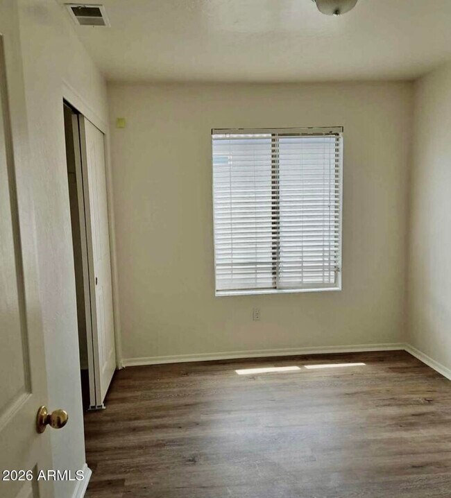 Building Photo - 2040 E Behrend Dr