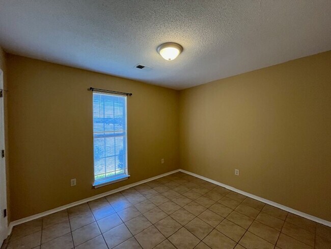 Building Photo - Renovated 3 Bedroom 2 Bath Home with 2 Car Garage for Rent!!