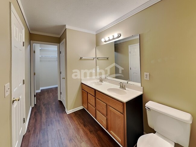 Building Photo - 4695 Woodfield Dr