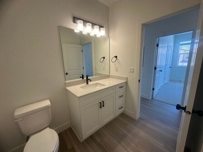 Building Photo - Luxury 3 bedroom Condo in Desert Color!