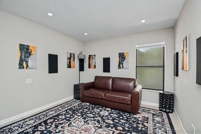 Building Photo - 21460 Laguna Dr