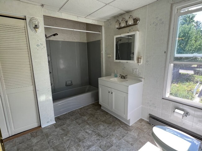 Building Photo - 822 Tuckerton Ave
