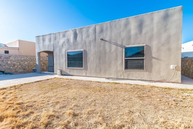 Building Photo - Spacious 4 Bedroom Home for Rent in Sunlan...