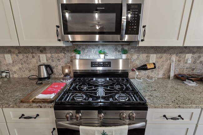 Building Photo - Millbrook Rental!