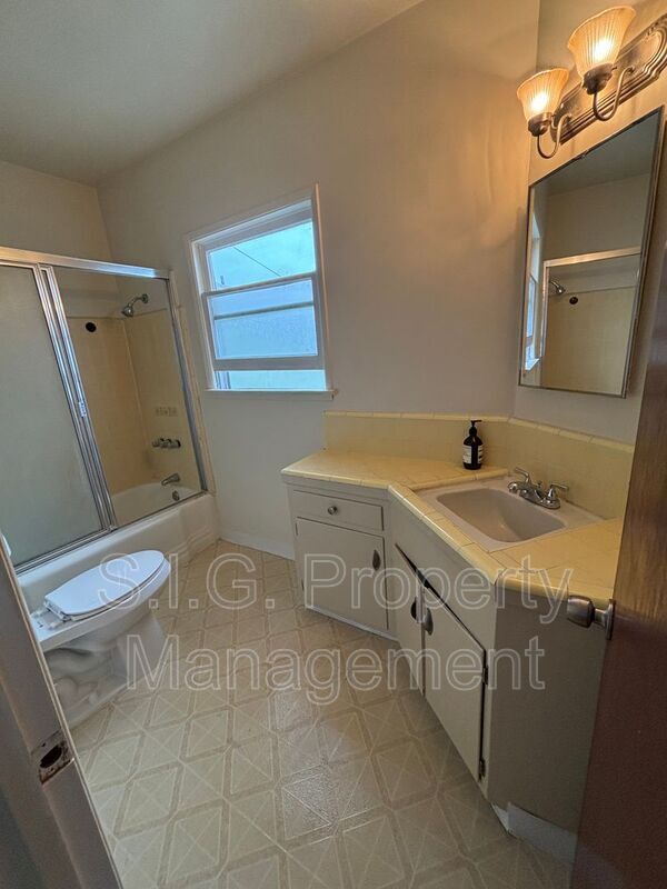 Building Photo - 811 Reeves Pl