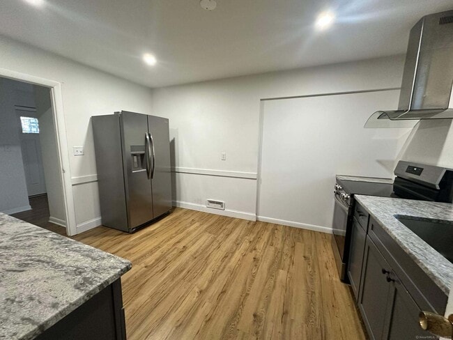 Building Photo - 275 High St