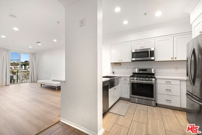 Building Photo - 6400 Crescent Prk E